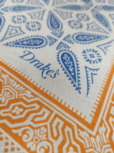 Charger l'image dans la galerie, Drake's pochette en soie à motif bandana Made in Italy