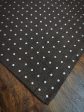 Charger l'image dans la galerie, Scapa pochette de costume à pois marron en lin Made in Italy