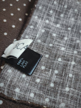 Charger l'image dans la galerie, Scapa pochette de costume à pois marron en lin Made in Italy