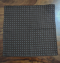 Charger l'image dans la galerie, Scapa pochette de costume à pois marron en lin Made in Italy