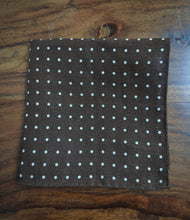 Charger l'image dans la galerie, Scapa pochette de costume à pois marron en lin Made in Italy