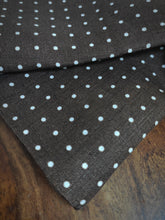 Charger l'image dans la galerie, Scapa pochette de costume à pois marron en lin Made in Italy