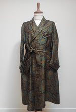 Charger l'image dans la galerie, Piccadilly Lyon robe de chambre vintage à col châle en pure soie M /L