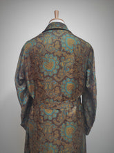 Charger l'image dans la galerie, Piccadilly Lyon robe de chambre vintage à col châle en pure soie M /L