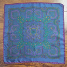 Charger l'image dans la galerie, Pochette de costume vintage lavande en soie à motif floral