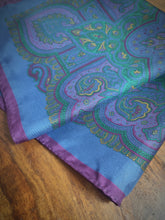 Charger l'image dans la galerie, Pochette de costume vintage lavande en soie à motif floral
