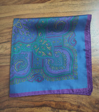 Charger l'image dans la galerie, Pochette de costume vintage lavande en soie à motif floral