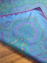 Charger l'image dans la galerie, Pochette de costume vintage lavande en soie à motif floral