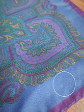 Charger l'image dans la galerie, Pochette de costume vintage lavande en soie à motif floral