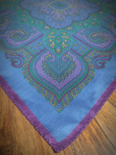 Charger l'image dans la galerie, Pochette de costume vintage lavande en soie à motif floral