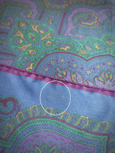 Charger l'image dans la galerie, Pochette de costume vintage lavande en soie à motif floral