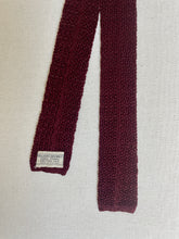 Charger l'image dans la galerie, Holliday & Brown Ltd cravate bordeaux vintage en tricot de soie Made in England