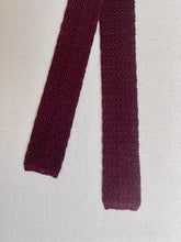 Charger l'image dans la galerie, Holliday & Brown Ltd cravate bordeaux vintage en tricot de soie Made in England