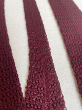 Charger l'image dans la galerie, Holliday & Brown Ltd cravate bordeaux vintage en tricot de soie Made in England