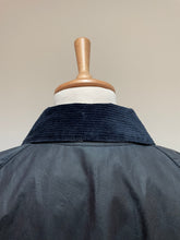 Afbeelding in Gallery-weergave laden, Barbour veste de chasse Beaufort en coton ciré bleu marine C50 / 127 cm