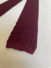 Charger l'image dans la galerie, Holliday & Brown Ltd cravate bordeaux vintage en tricot de soie Made in England