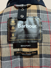 Afbeelding in Gallery-weergave laden, Barbour veste de chasse Beaufort en coton ciré bleu marine C50 / 127 cm