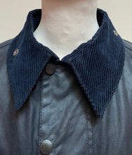 Afbeelding in Gallery-weergave laden, Barbour veste de chasse Beaufort en coton ciré bleu marine C50 / 127 cm