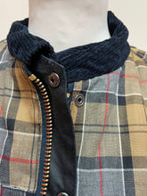 Afbeelding in Gallery-weergave laden, Barbour veste de chasse Beaufort en coton ciré bleu marine C50 / 127 cm