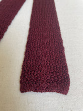 Charger l'image dans la galerie, Holliday & Brown Ltd cravate bordeaux vintage en tricot de soie Made in England