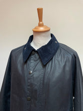 Afbeelding in Gallery-weergave laden, Barbour veste de chasse Beaufort en coton ciré bleu marine C50 / 127 cm