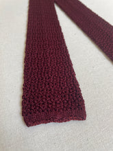 Charger l'image dans la galerie, Holliday & Brown Ltd cravate bordeaux vintage en tricot de soie Made in England