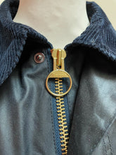 Afbeelding in Gallery-weergave laden, Barbour veste de chasse Beaufort en coton ciré bleu marine C50 / 127 cm
