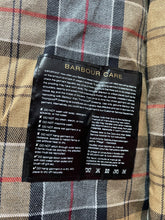 Afbeelding in Gallery-weergave laden, Barbour veste de chasse Beaufort en coton ciré bleu marine C50 / 127 cm