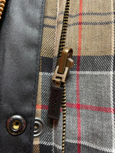 Afbeelding in Gallery-weergave laden, Barbour veste de chasse Beaufort en coton ciré bleu marine C50 / 127 cm