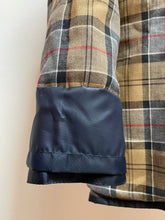 Afbeelding in Gallery-weergave laden, Barbour veste de chasse Beaufort en coton ciré bleu marine C50 / 127 cm
