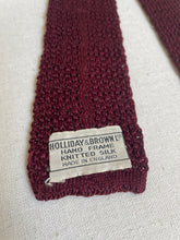 Charger l'image dans la galerie, Holliday & Brown Ltd cravate bordeaux vintage en tricot de soie Made in England