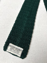 Charger l'image dans la galerie, Holliday &amp; Brown Ltd cravate verte vintage en tricot de soie Made in England
