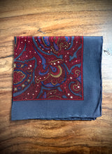 Afbeelding in Gallery-weergave laden, Pochette vintage en soie à motif floral Made in Italy
