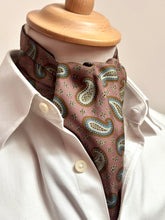 Lade das Bild in den Galerie-Viewer, Cravate ascot vintage rose à motif paisley Made in Italy

