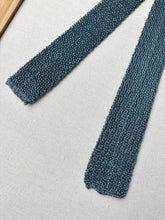 Charger l&#39;image dans la galerie, Holliday &amp; Brown Ltd cravate bleue vintage en tricot de soie Made in England
