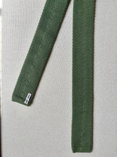 Charger l&#39;image dans la galerie, Cravate tricot vintage 100% laine vert amande
