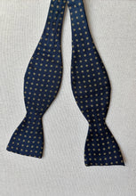 Charger l&#39;image dans la galerie, Chaps by Ralph Lauren noeud papillon marine en soie
