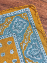 Lade das Bild in den Galerie-Viewer, Pochette jaune vintage à motif paisley 100% coton
