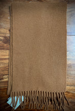 Načíst obrázek do prohlížeče Galerie, Šála Mackintosh Camel z čisté panenské vlny, vyrobená ve Skotsku
