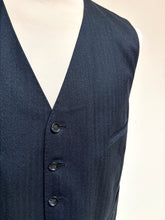 Charger l'image dans la galerie, Gilet de costume vintage bleu marine à chevrons en laine Made in England 52
