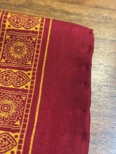 Lade das Bild in den Galerie-Viewer, Pochette vintage en soie à motif géométrique
