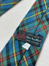 Charger l'image dans la galerie, Cravate verte tartan en laine vierge Made in Scotland
