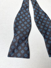 Charger l&#39;image dans la galerie, Noeud papillon vintage marron en soie Made in Italy
