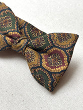 Charger l'image dans la galerie, Old England Club Collection nœud papillon en soie Made in England
