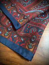 Lade das Bild in den Galerie-Viewer, Degand Brussels pochette florale vintage marine en soie Made in England
