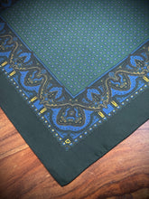 Lade das Bild in den Galerie-Viewer, Pochette paisley vintage verte en soie Made in England
