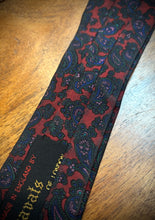Cargar imagen en el visor de la galería, Cravats of London cravate ascot vintage rouge à motif paisley
