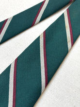 Charger l'image dans la galerie, Vivax by Sambrook Witting cravate verte club en laine
