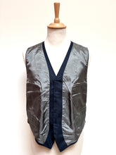 Charger l'image dans la galerie, Gilet de costume vintage bleu marine à chevrons en laine Made in England 52
