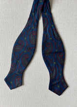 Carica l&#39;immagine nel visualizzatore di Gallery, Alain Figaret Paris noeud papillon bleu en soie paisley
